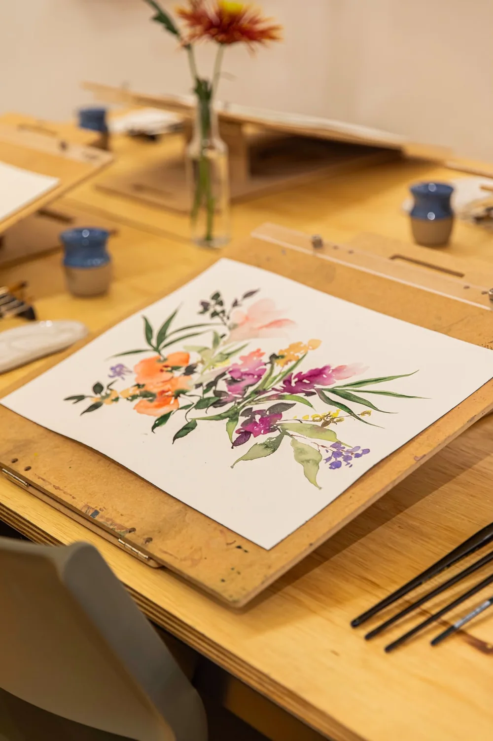 Aquarela floral da Lu Simão sobre a mesa do ateliê