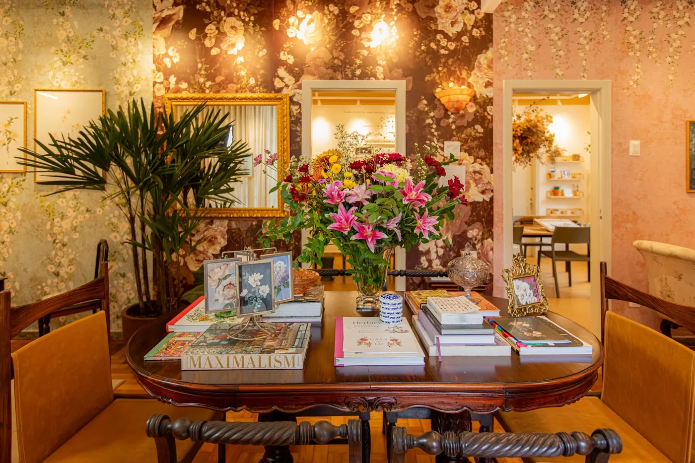 A sala do ateliê, com quadros e flores
